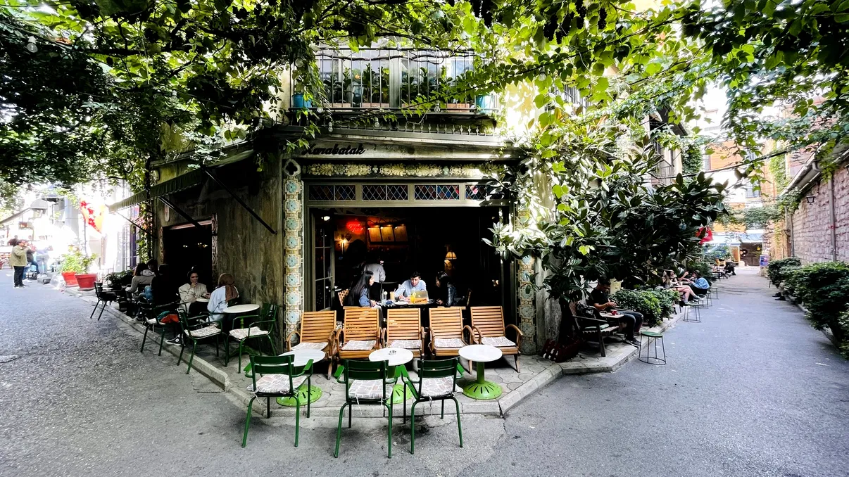 Cât costă o cafea sau o apă în Istanbul în iulie 2026. Preţurile i-au uimit pe români: 
