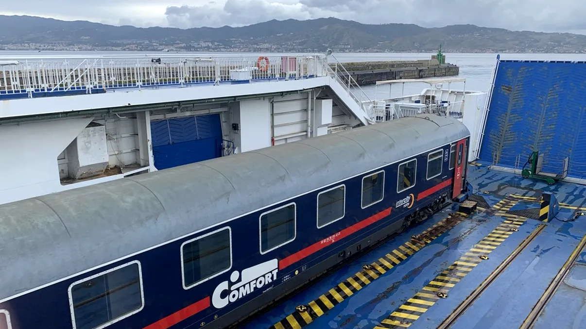 Cât costă un bilet cu trenul care urcă pe un feribot și traversează marea spre Sicilia. Experiența unică pe care o poți trăi în Italia