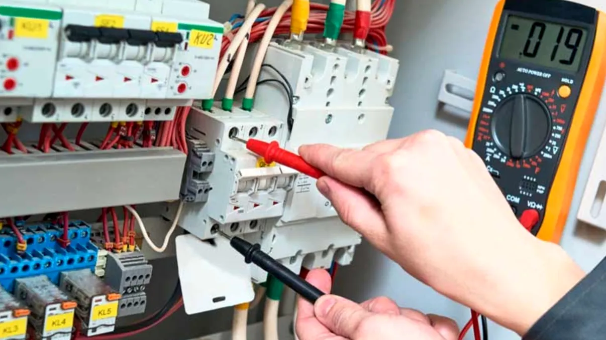 Câți ani trebuie să lucrezi ca electrician sau instalator pentru pensie completă. Ce beneficii ai dacă ai lucrat în condiții deosebite