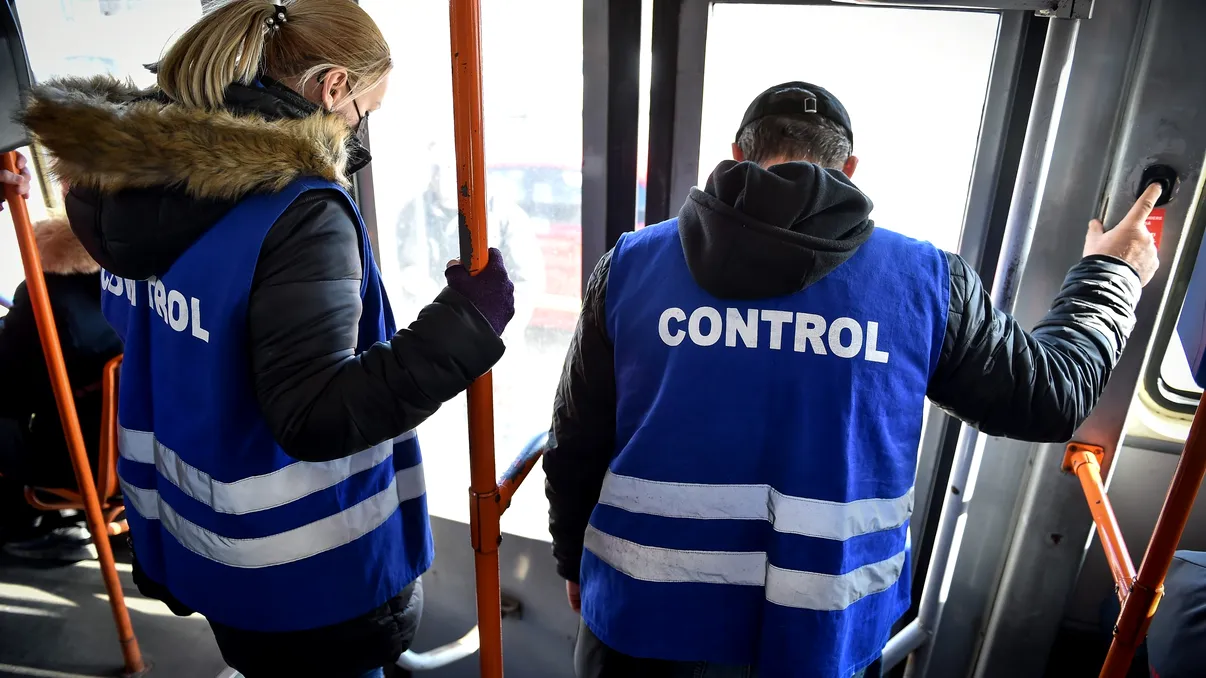 Ce se întâmplă dacă refuzi să arăţi biletul sau abonamentul controlorilor STB. Legea de care puţini au habar