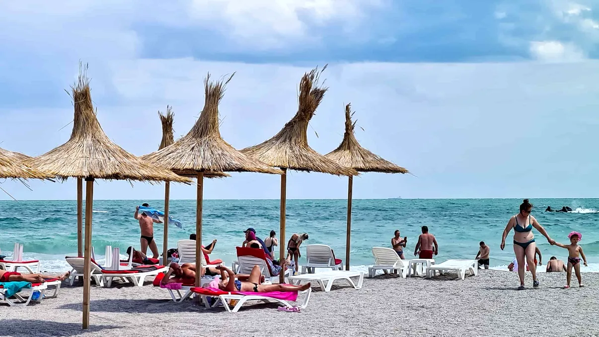 Experiența unui turist în vacanță la Mamaia: „Ați auzit de chiftele făcute din carne de mici?”