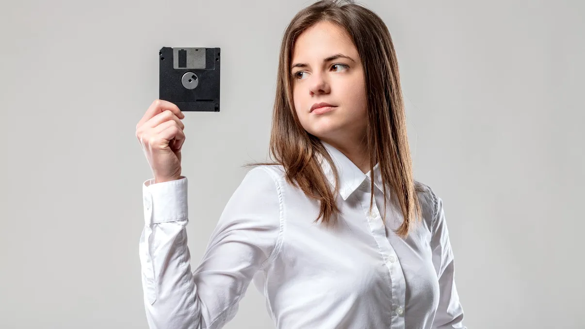Noul sistem de operare care încape pe o dischetă de 1,44 MB. HamsterOS promite să readucă la viață calculatoarele uitate de peste 30 de ani