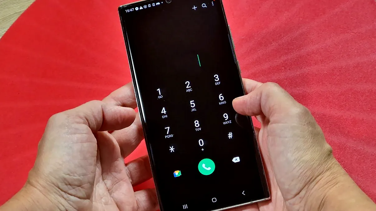 Telefonul mobil îți distruge degetele fără să-ți dai seama. Ce poți face ca să eviți durerile și problemele mai grave