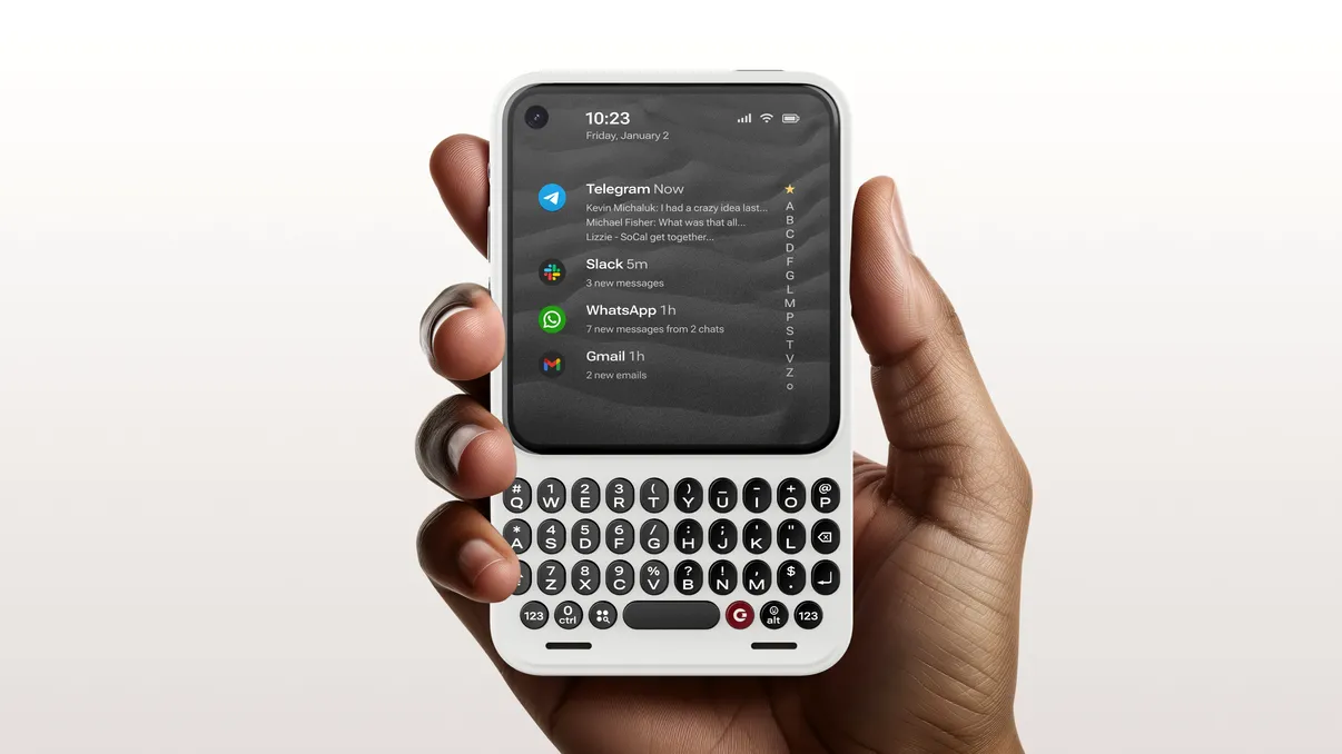 Telefonul cu tastatură care îi atrage pe fanii iPhone: aproape jumătate dintre cumpărători folosesc deja un model Apple