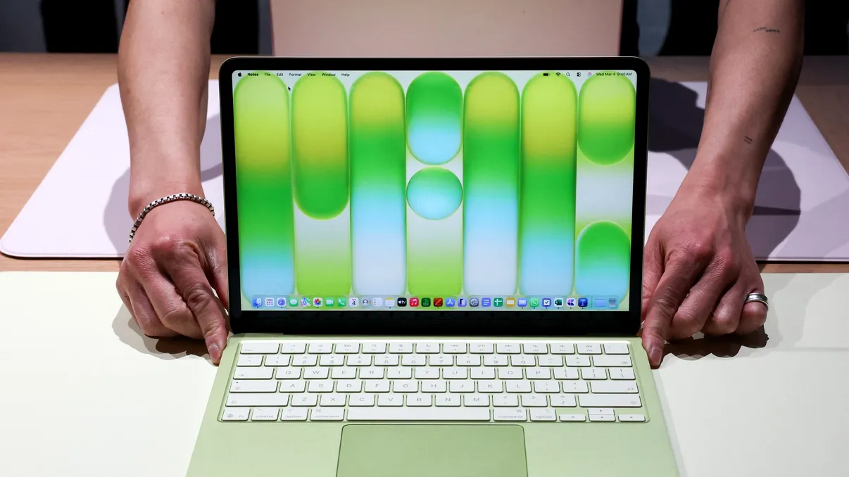 MacBook Neo 2 prinde contur. Laptopul accesibil de la Apple ar putea primi procesorul A19 Pro și funcții AI mai avansate