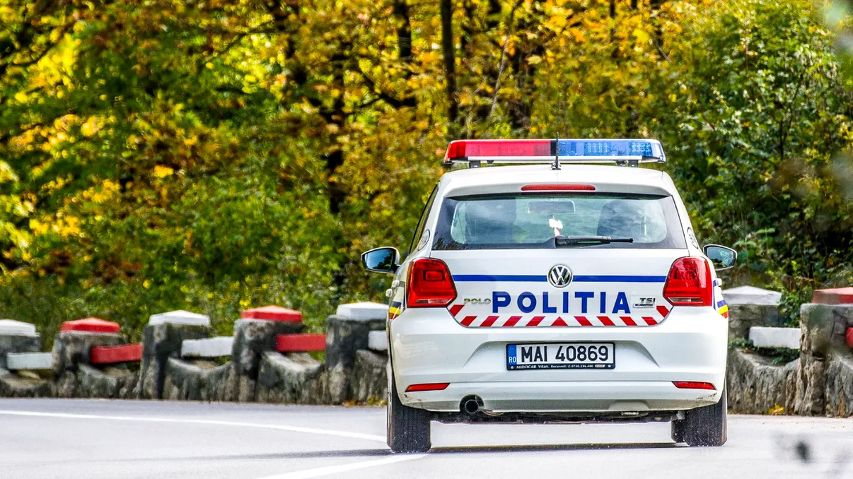 Poți depăși o mașină de Poliție care circulă încet? Ce spune Codul Rutier