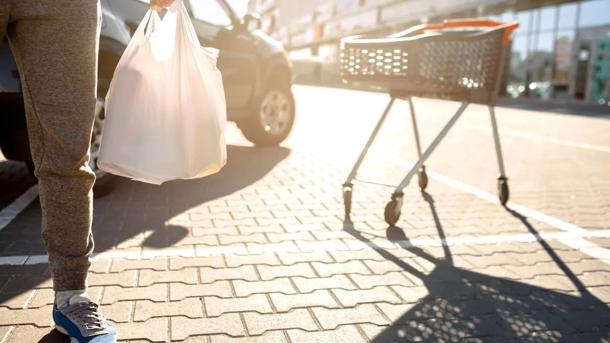 Sancțiune controversată după o vizită la supermarket. Totul a pornit de la o frunză uitată într-un cărucior