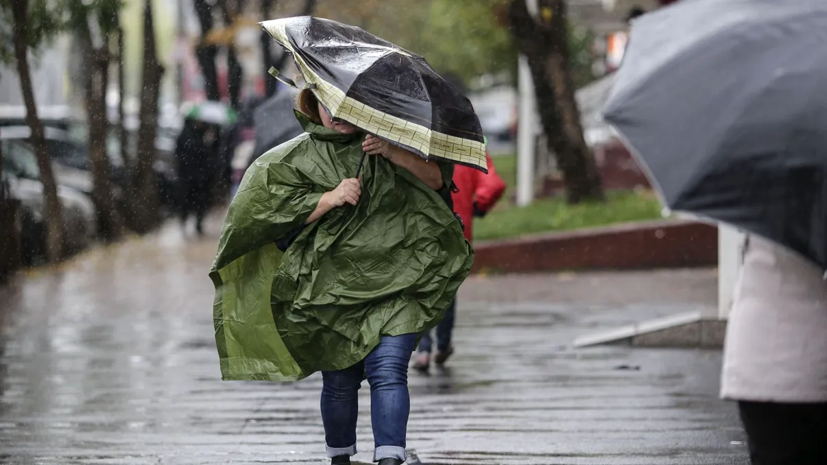 Se strică vremea în România. ANM anunță furtuni în aproape toată țara