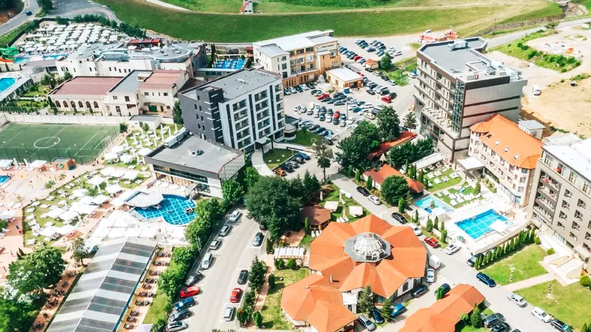 Stațiunea din România care altădată atrăgea mii de turiști este acum pustie. Proprietarii și-au scos pensiunile la vânzare