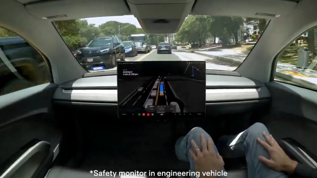 Tesla scoate Cybercab pe stradă, dar fără miracolul promis. Robotaxiul fără volan încă are om de siguranță la bord