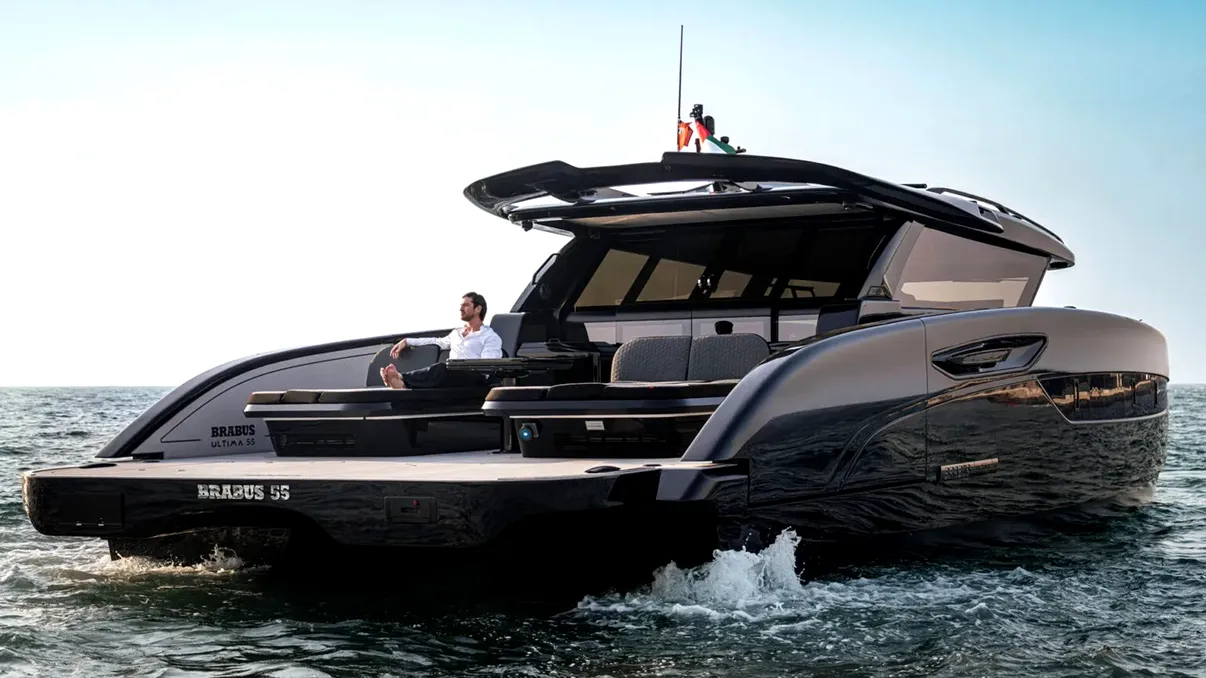 Brabus a construit un catamaran de 1.430 de cai-putere, care pare că zboară deasupra apei