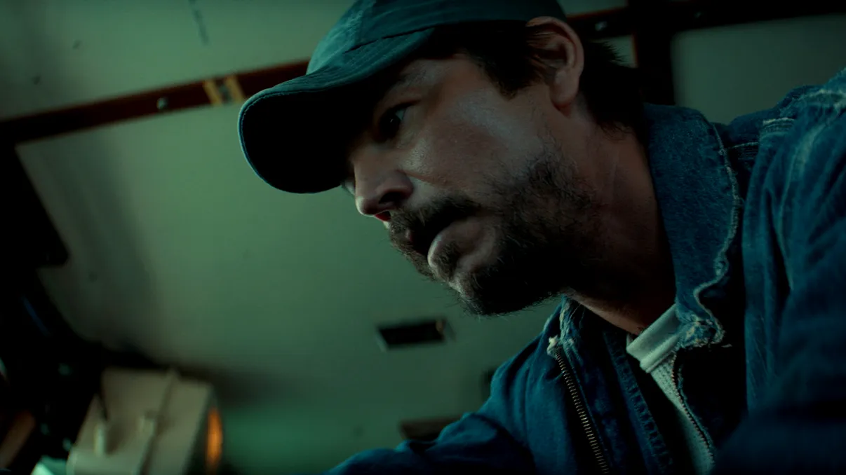 Monstrul din adâncuri vine pe Netflix: Josh Hartnett își apără familia în serialul Below