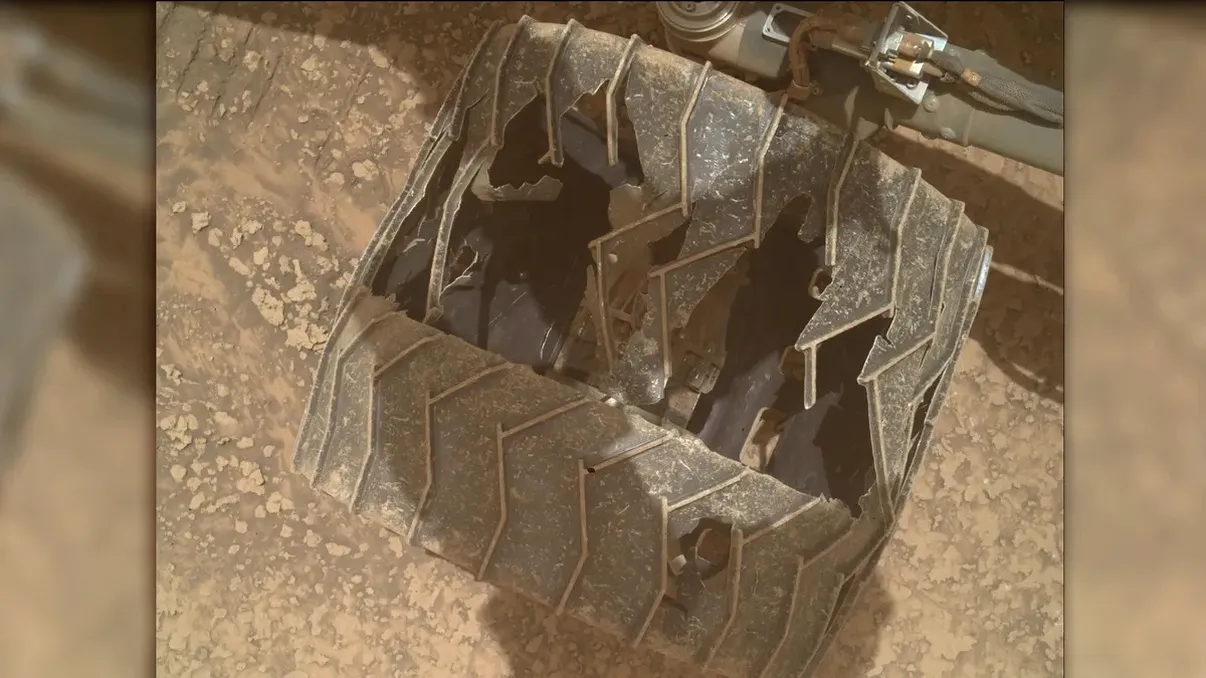 Imaginea care arată cât de dură este planeta Marte. Roata roverului Curiosity, aproape 14 ani de explorare mai târziu