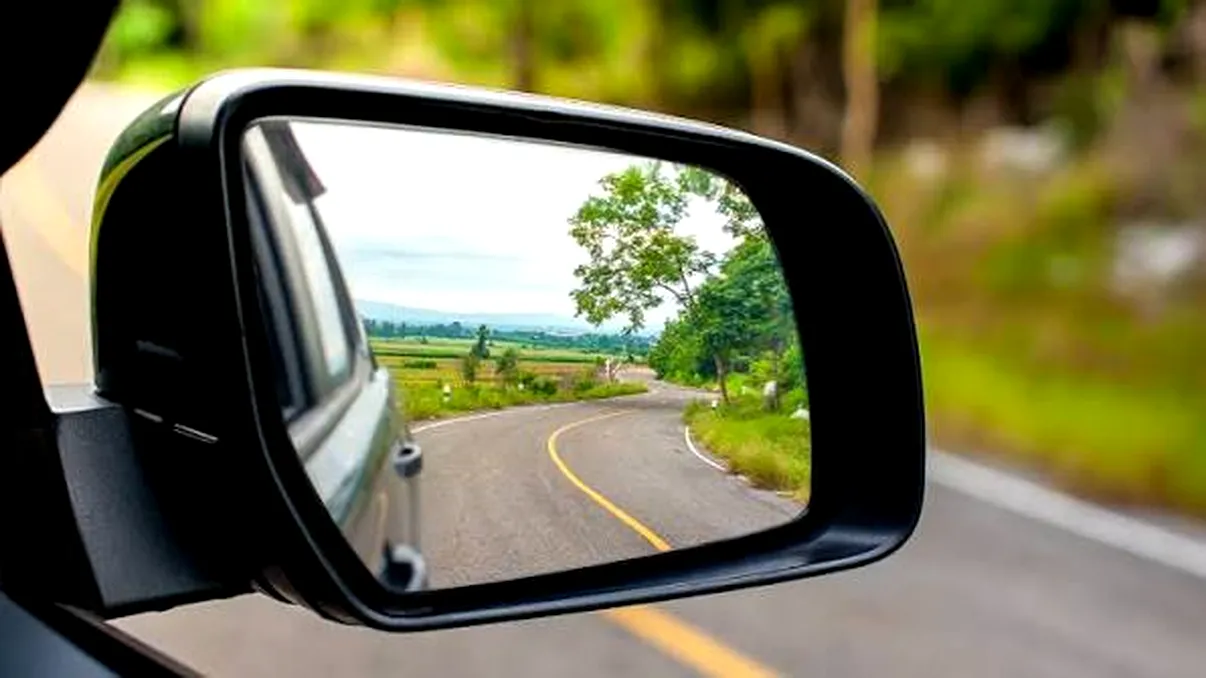 Oglindă electrică blocată: motor, mecanism înghețat sau comandă defectă