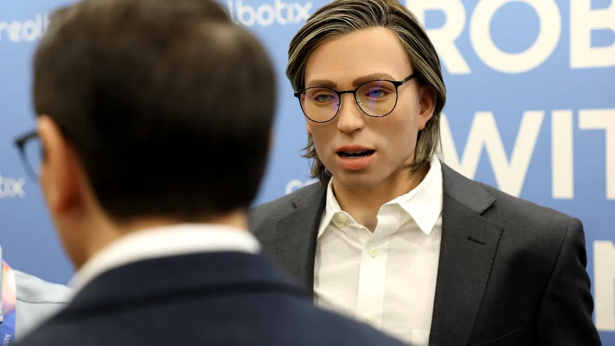Profesorul-robot intră în clasă. O școală din New York testează un umanoid care ajută elevii la teme
