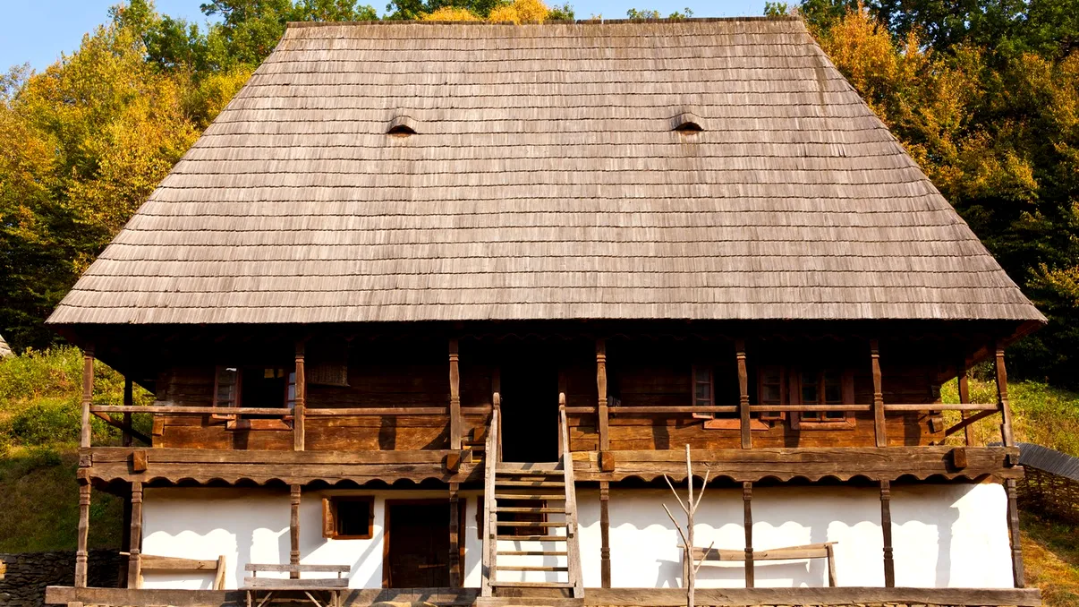 De ce aveau casele construite acum 100 de ani ferestre atât de mici în pod. Explicația este surprinzătoare