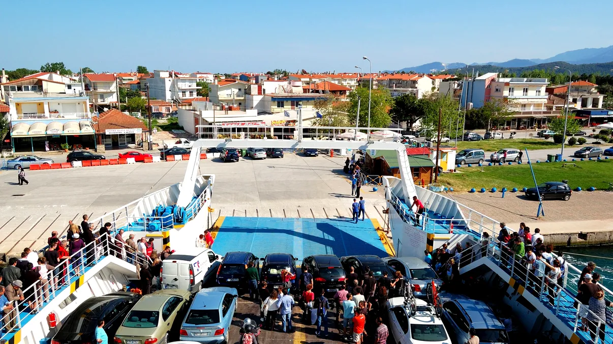 Reguli noi pe feribotul Keramoti–Thassos. Ce trebuie să știe șoferii cu mașini electrice, hibride sau GPL