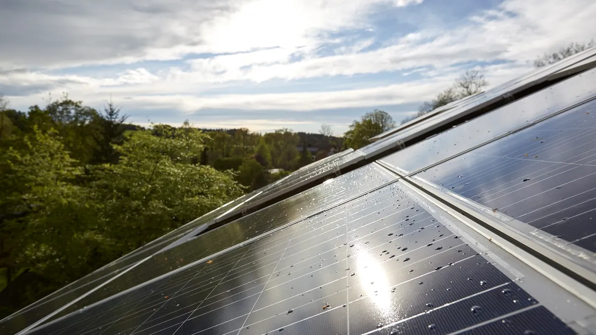 Cât costă să pui panouri fotovoltaice pe o casă în 2026 fără ajutor de la stat. În câți ani îți scoți banii