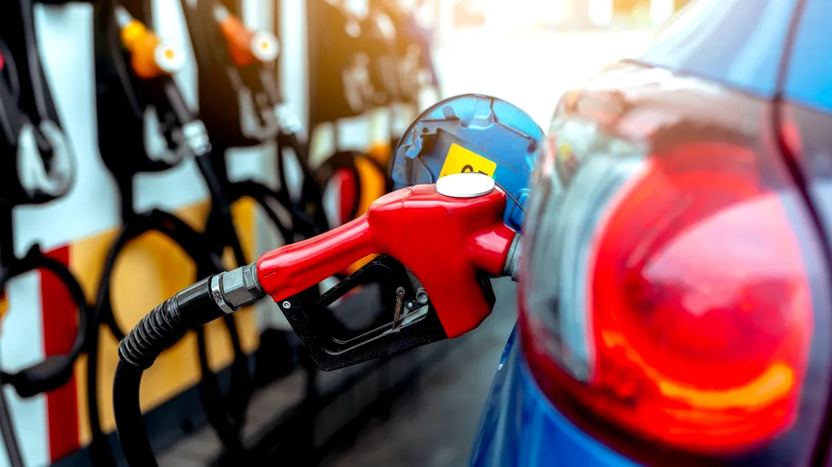 Noi scumpiri la carburanți peste noapte. Motorina și benzina ating noi maxime în România