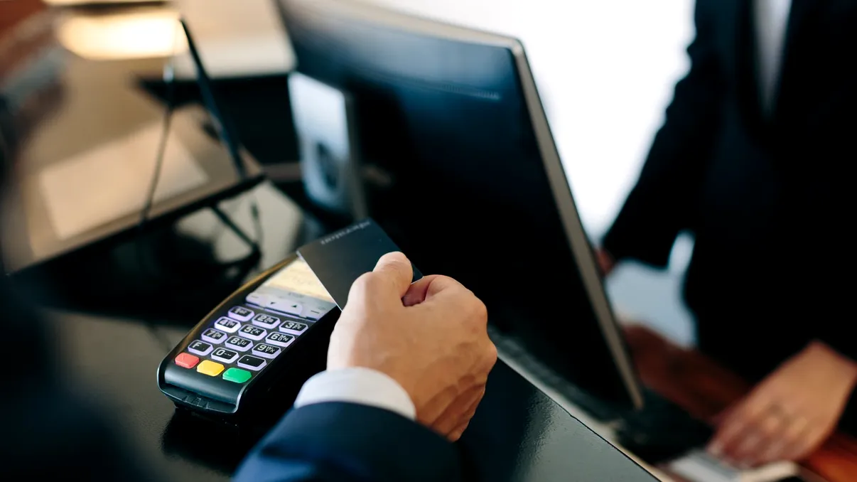 Cele 7 taxe ascunse pe care românii le descoperă abia când ajung la hotel. Vacanța poate ajunge să coste cu sute de lei mai mult