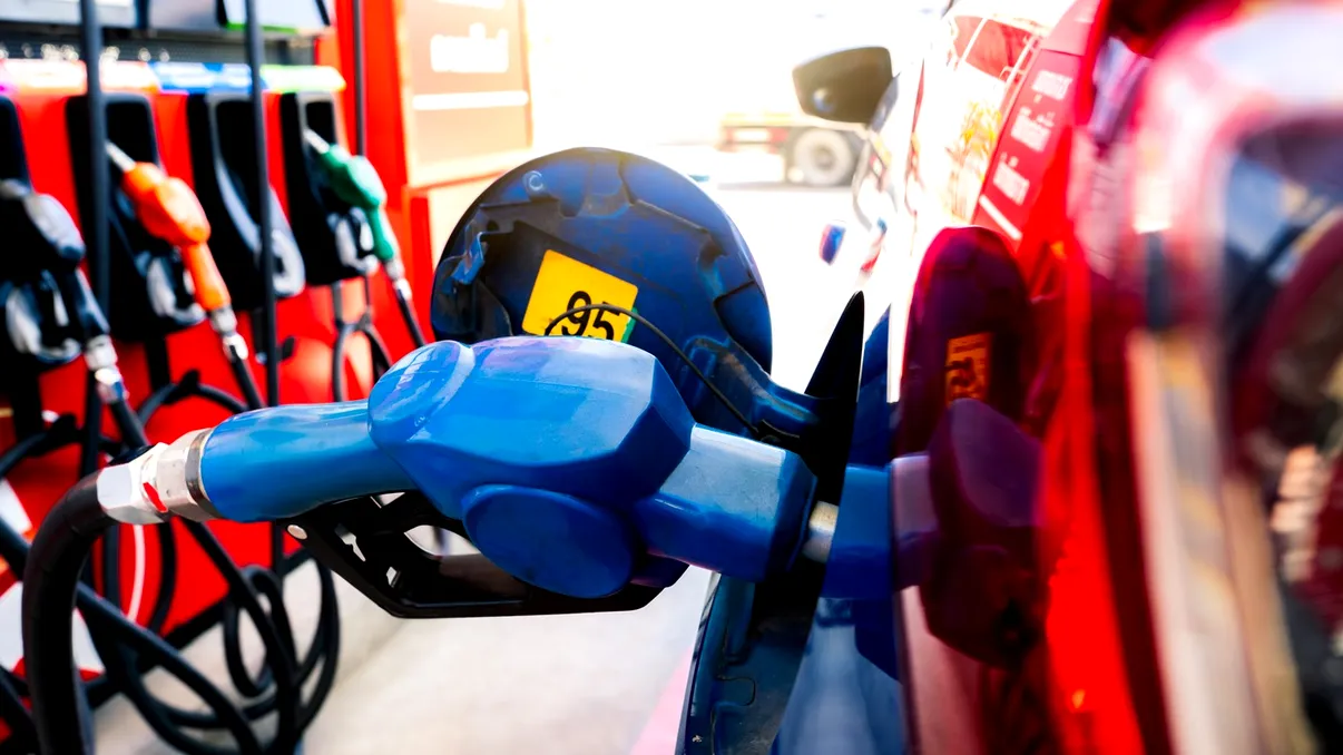 Lista completă a măsurilor votate de Parlament pentru a scădea prețurile carburanților. Ce se schimbă la pompă