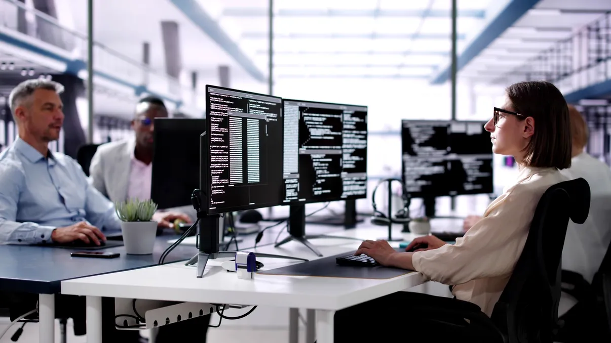 Mai merită să te reprofilezi în IT în 2026? Răspunsurile programatorilor, ce șanse are un începător: 