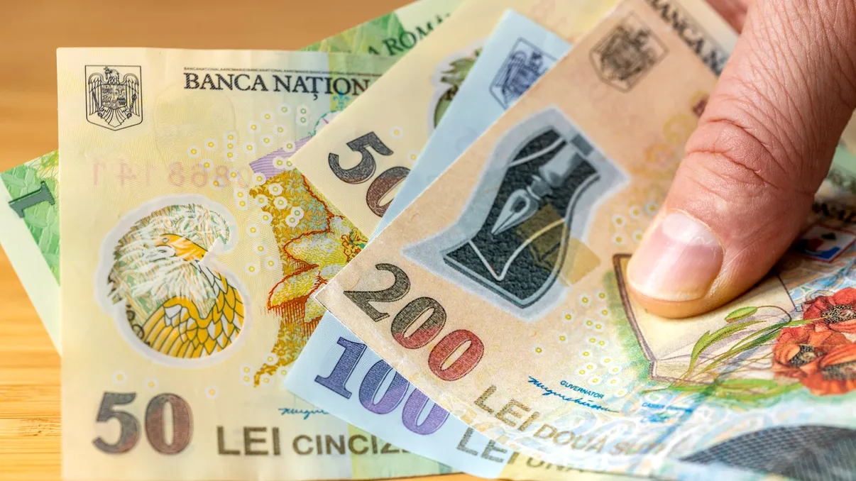 Ce salariu are un ospătar în 2026. Cât câștigă, de fapt, angajații din hoteluri și restaurante