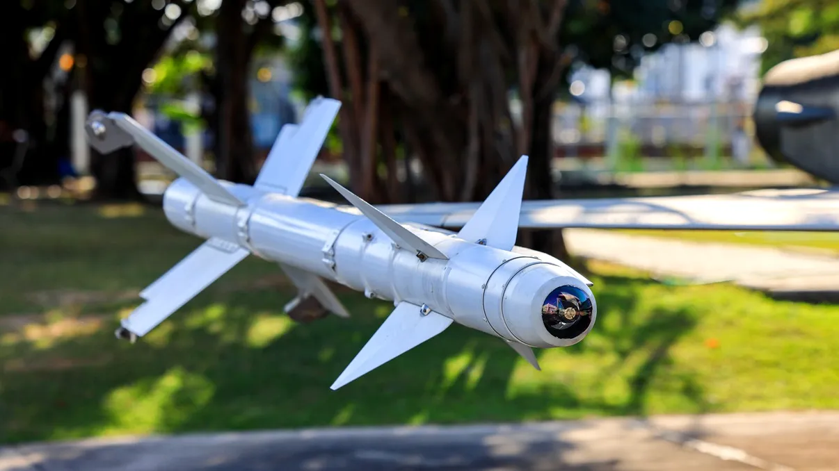 Cât costă racheta cu care a fost doborâtă drona ajunsă deasupra României. Modul în care funcționează AIM-9X Sidewinder