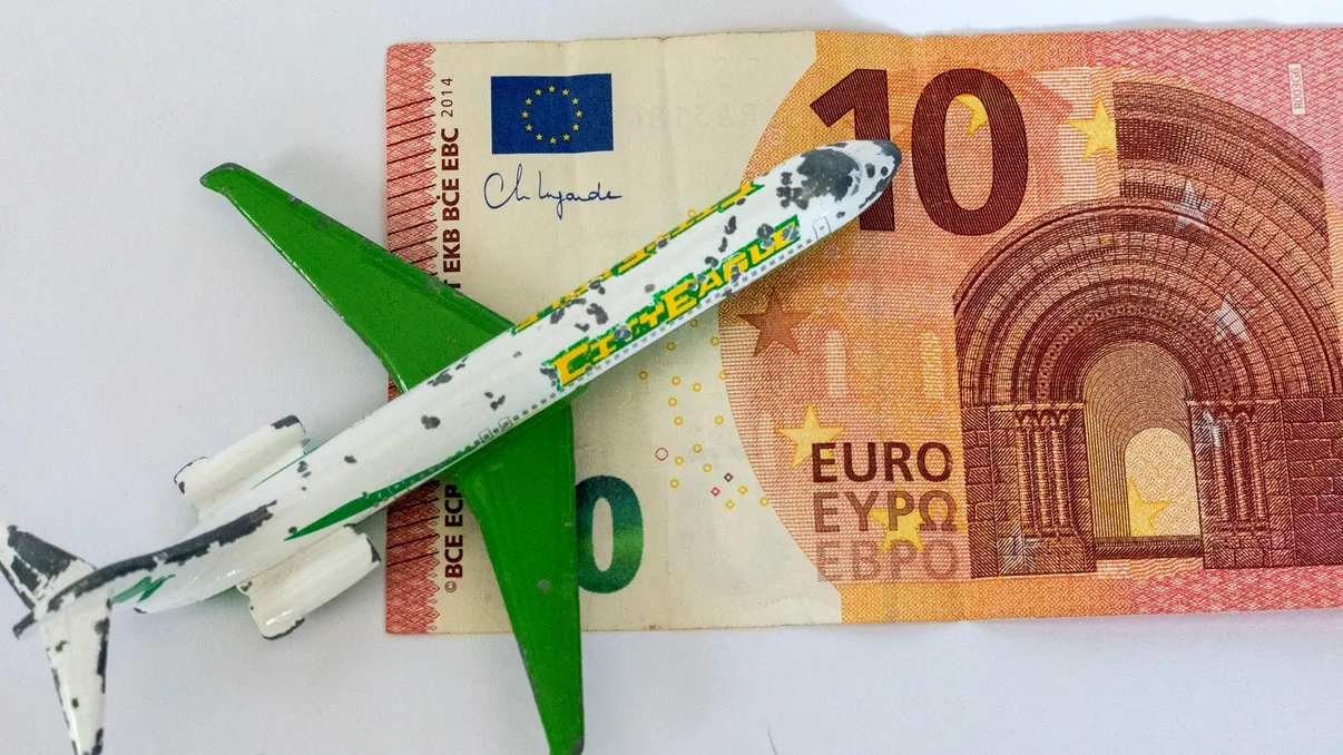 Românii își pregătesc cash-ul pentru concediu. Ce valute cumpără înainte de plecarea în Grecia, Turcia și Albania