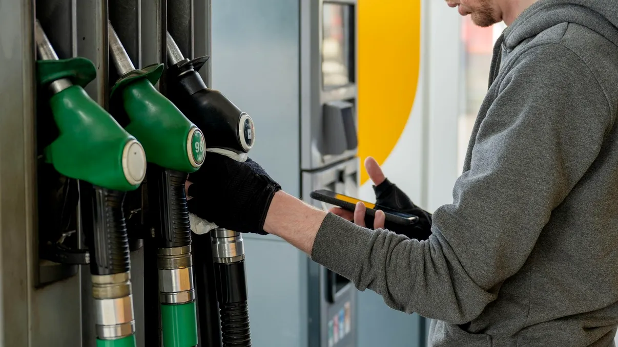 Motorina se apropie de pragul psihologic de 10 lei. Cum încearcă statul să limiteze scumpirile, nou proiect