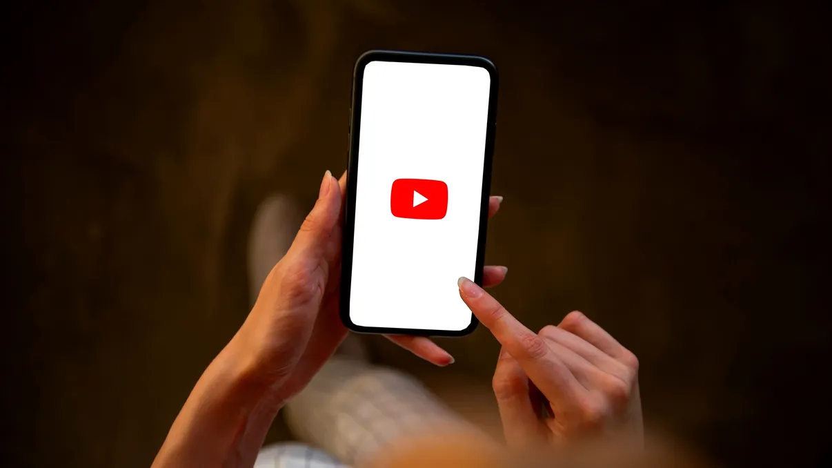 De ce atrage YouTube tot mai mulți bani din publicitate, deși televiziunea este considerată un mediu mai sigur pentru branduri