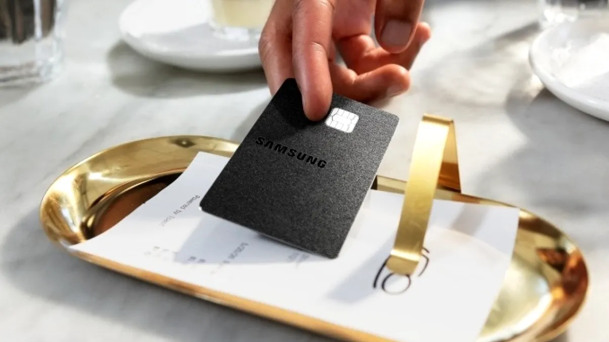 Samsung îți bagă banca în telefon: Galaxy Card atacă direct Apple Card cu cashback de 5%