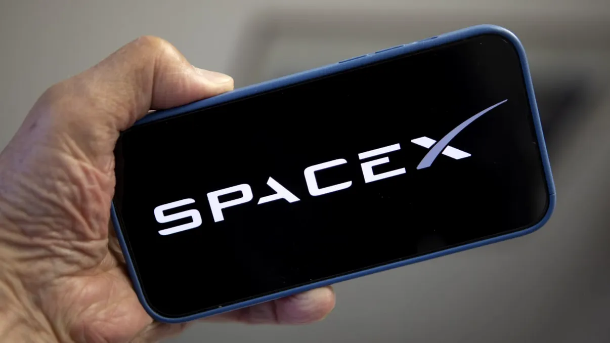 SpaceX pregătește un telefon cu AI? Zvonul care l-a făcut pe Elon Musk să reacționeze imediat