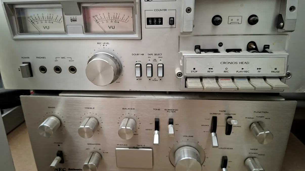 Un proiect transformă muzica digitală în sunet autentic de casetă audio