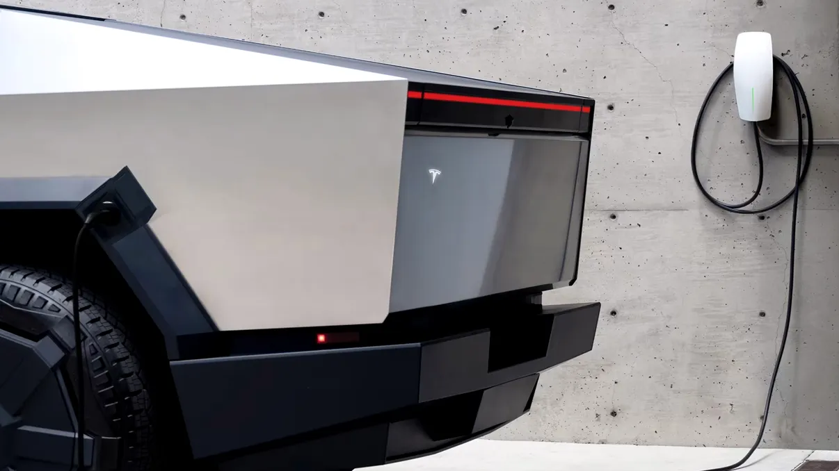 Tesla Cybertruck rămâne fără încărcare acasă, iar reparația poate ajunge la mii de euro. De ce evită Tesla o rechemare oficială