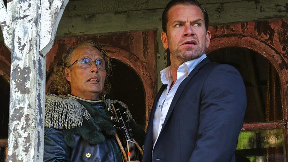 „Ultimul viking”, filmul cu Mads Mikkelsen care te face să râzi, să plângi și să râzi din nou. O comedie neagră atipică, excelentă REVIEW