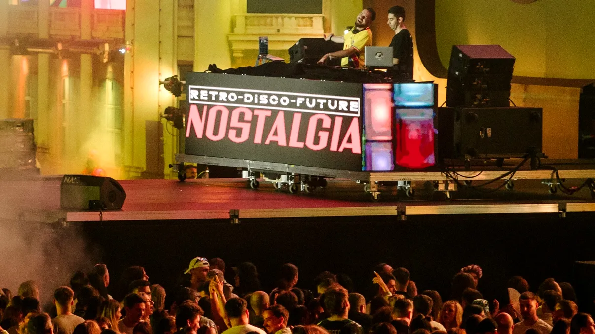 Cât te costă un weekend la Mamaia dacă mergi la Nostalgia 2026. Cazare, bilete, mâncare și transport