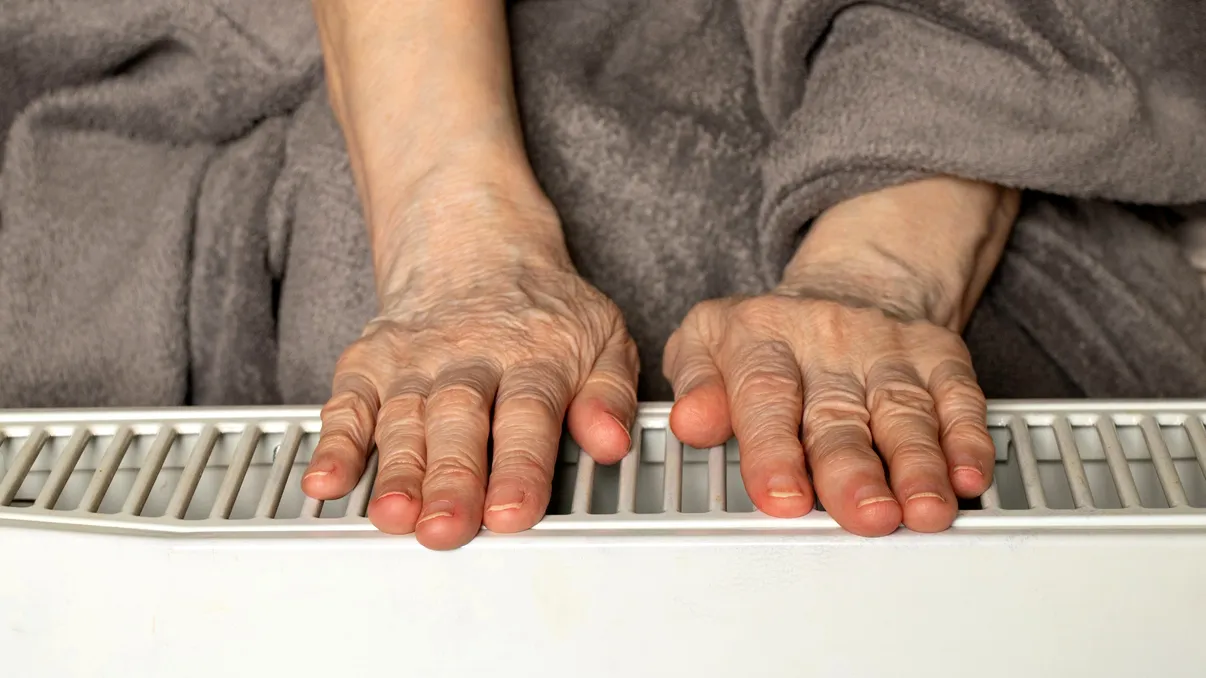 5 lucruri ieftine pe care să le faci în casă înainte de frig. Cât poți economisi la încălzire în această iarnă
