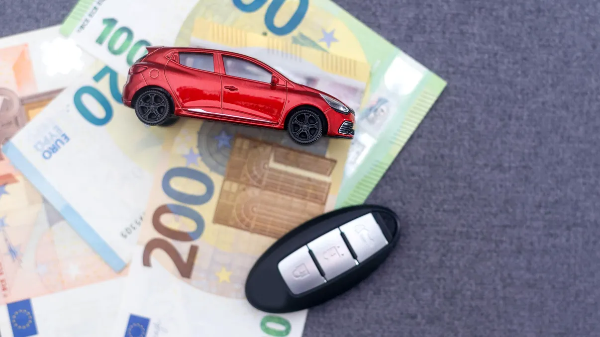 Ai cumpărat o mașină, dar fostul proprietar are amenzi și datorii. Le preiei odată cu autoturismul?