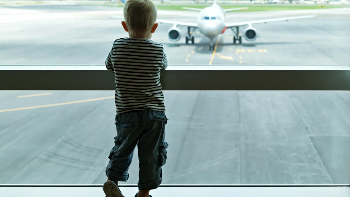 Ai rămas blocat în aeroport cu un copil? Ce este obligată compania aeriană să îți ofere