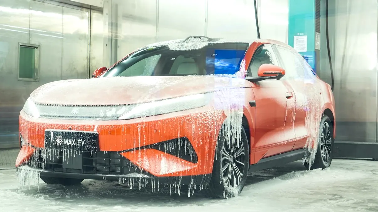 BYD lansează o electrică mai lungă decât Tesla Model 3 la doar 14.000 de euro: se încarcă de la 10% la 70% în cinci minute