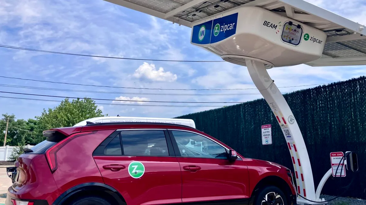 Mașina electrică pe care o închiriezi cu 10 euro pe oră și se încarcă direct de la soare, complet gratis