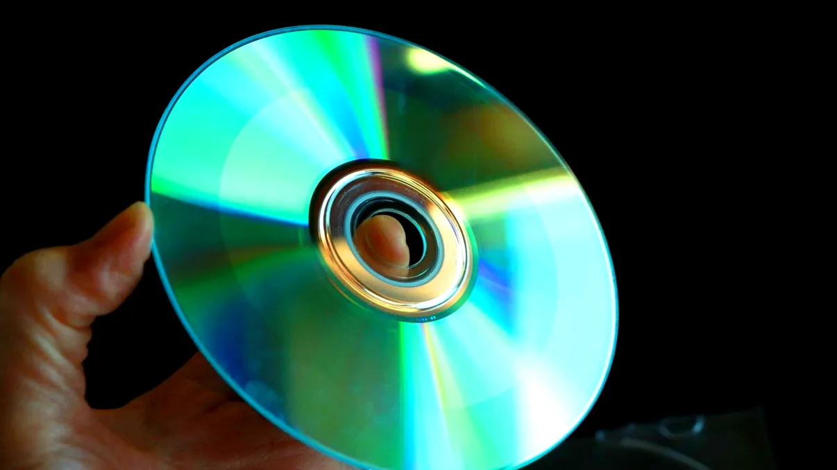 Generația streamingului redescoperă CD-urile. De ce tinerii au început să cumpere din nou muzică pe disc