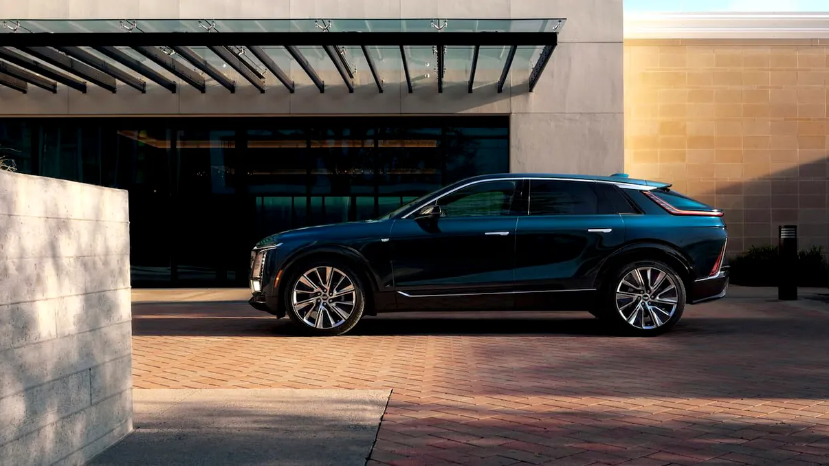Cadillac Lyriq 2027 costă cu doar 174 de euro mai mult, dar primește acces direct la Tesla Supercharger