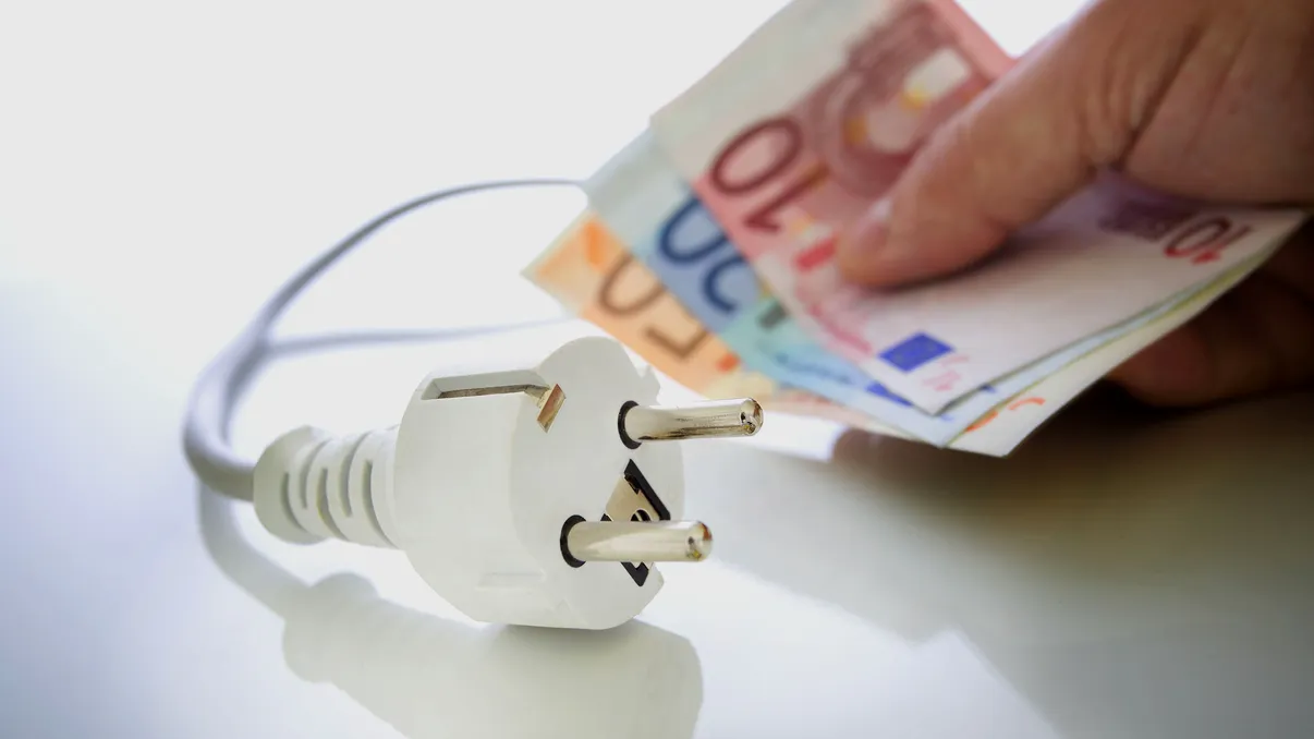 Cât curent consumă românii anual. Tabelul care arată cifrele exacte, stăm prost faţă de restul Europei