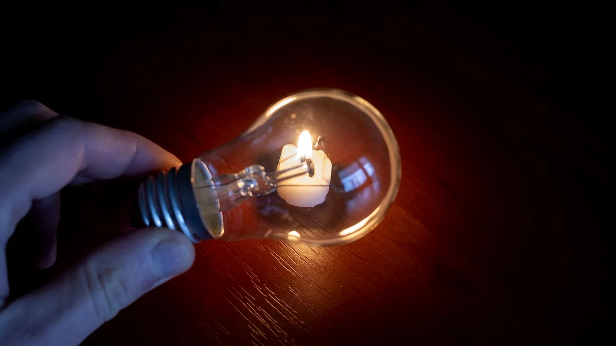 Ce să ai în casă dacă rămâi fără curent câteva ore. Lista lucrurilor care îți pot fi de folos