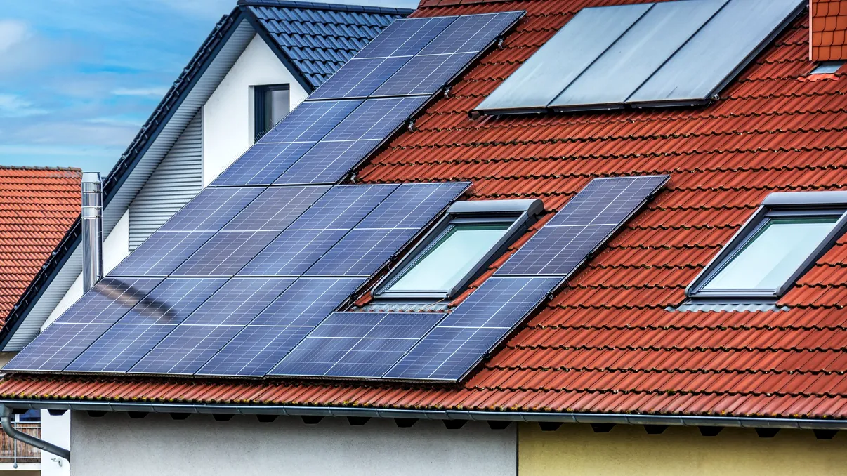Ce se întâmplă cu panourile fotovoltaice când sunt 40°C afară. Cum le influențează canicula performanța