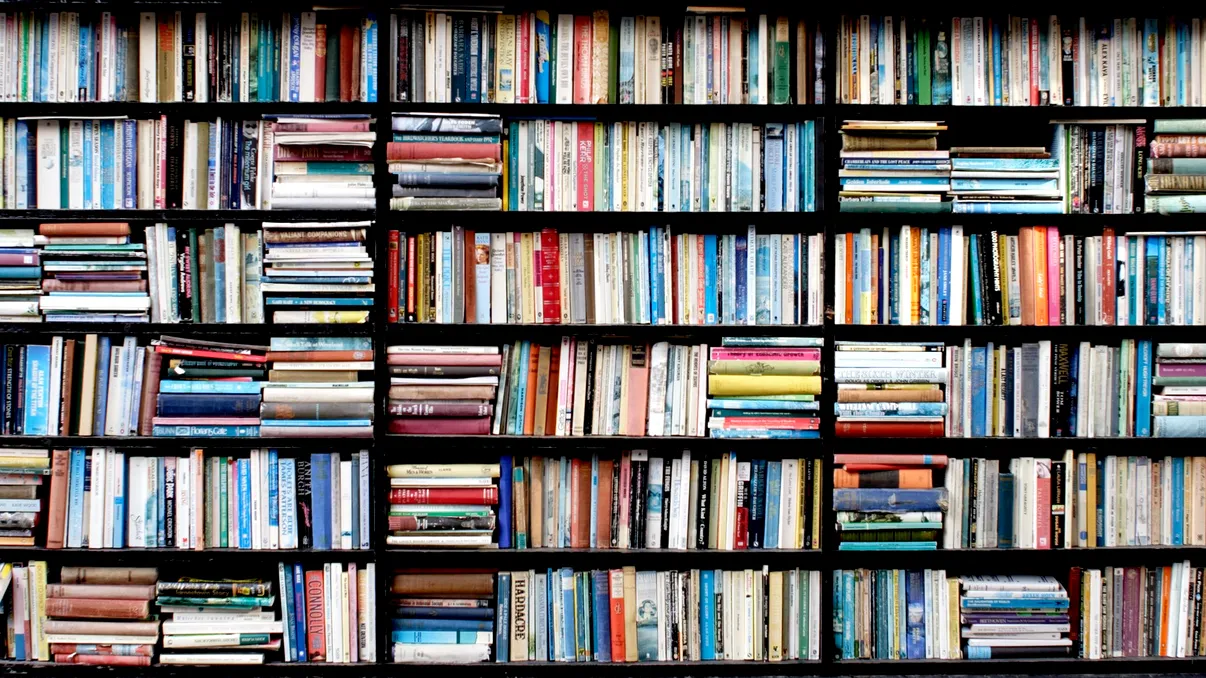 Un fenomen neașteptat schimbă piața cărților second-hand. Volumele vechi sunt cumpărate în cantități uriașe