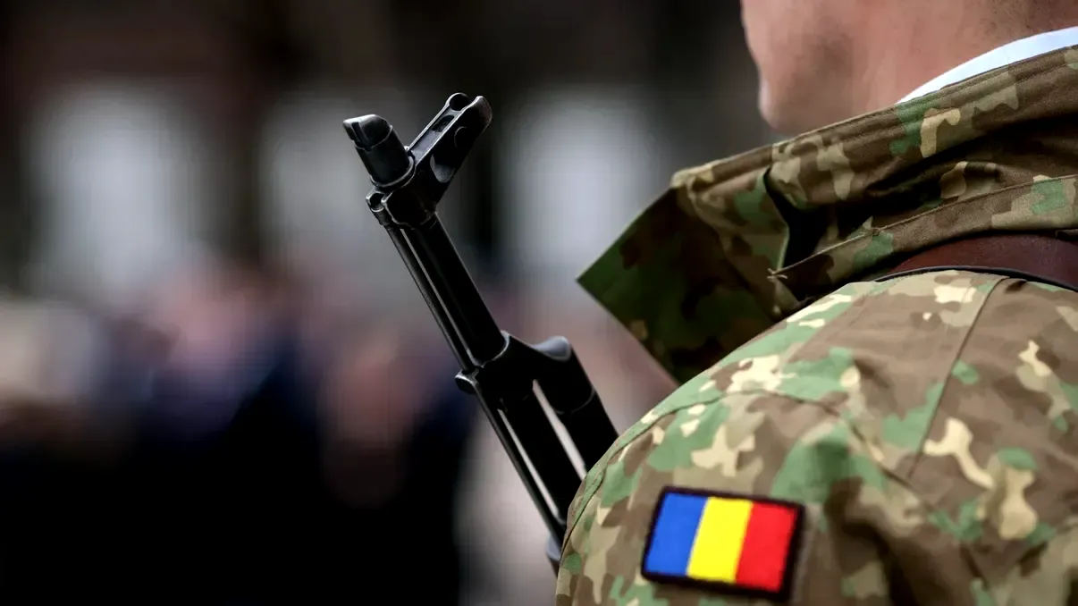 Cum se acordă gradele militare în Armata Română. Cât durează până avansezi și ce condiții trebuie să îndeplinești