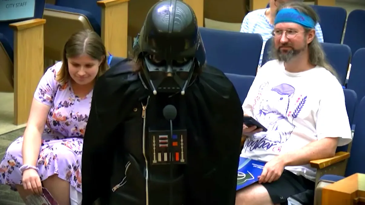 VIDEO: „Darth Vader” a apărut la ședința consiliului local pentru a susține camerele de supraveghere. „Imperiul trebuie să-i urmărească pe rebeli”. Unde s-a întâmplat și cum au reacționat autoritățile